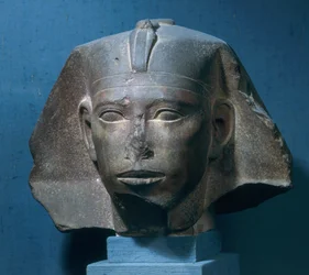 旧王国アブローシュ出身のジェフデフレ王の頭、紀元前2565-2558年頃（石英）（107943も参照）